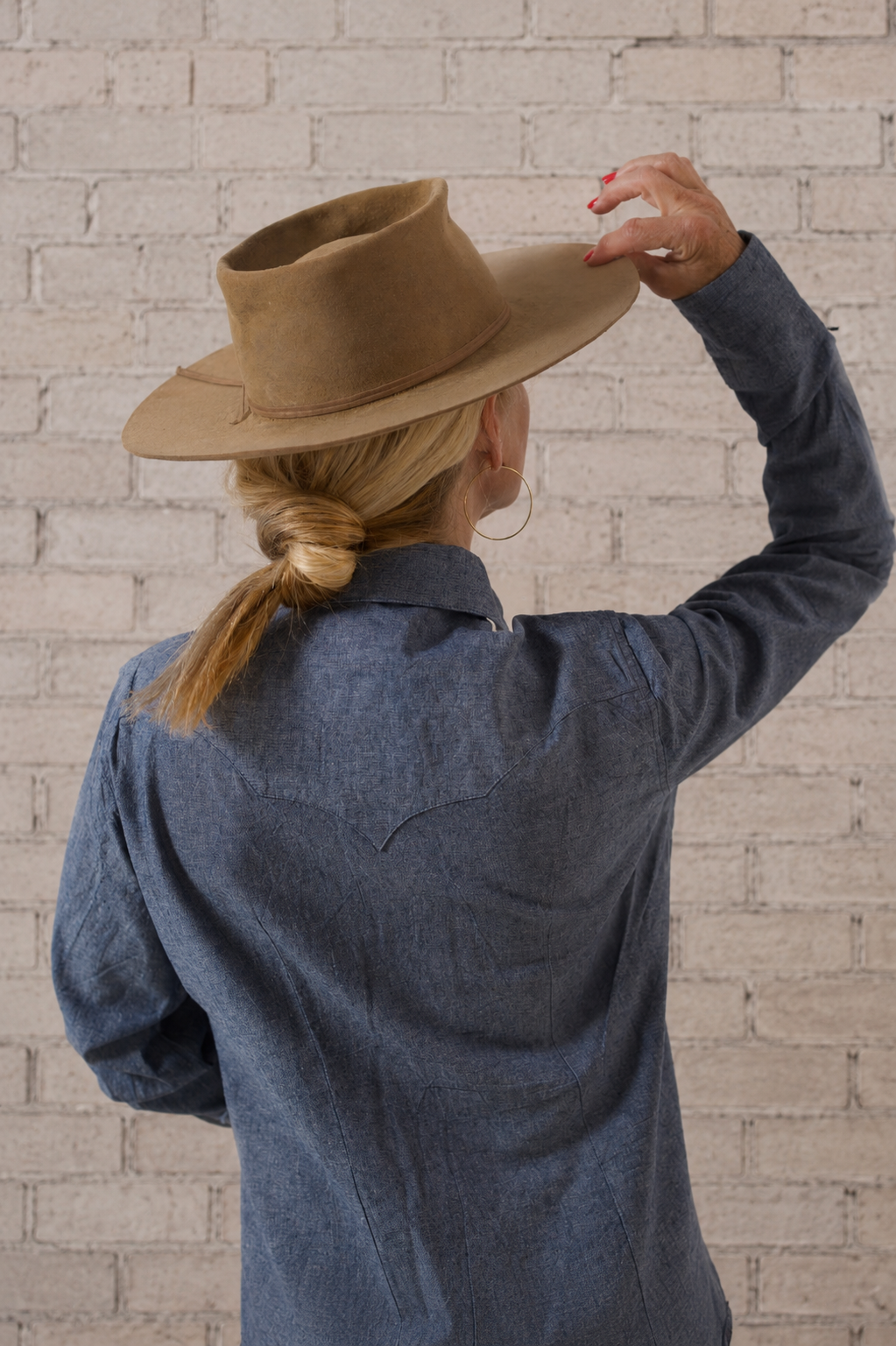 Women Indigo Chambray Sawtooth Pocket Western Shirt by Rockmount Ranch Wear in denim blue with diamond snap front